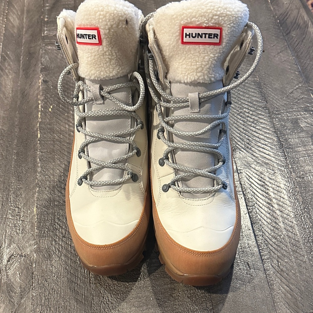 Hunter Women's Cream and Brown Insulated Lace-Up Boots